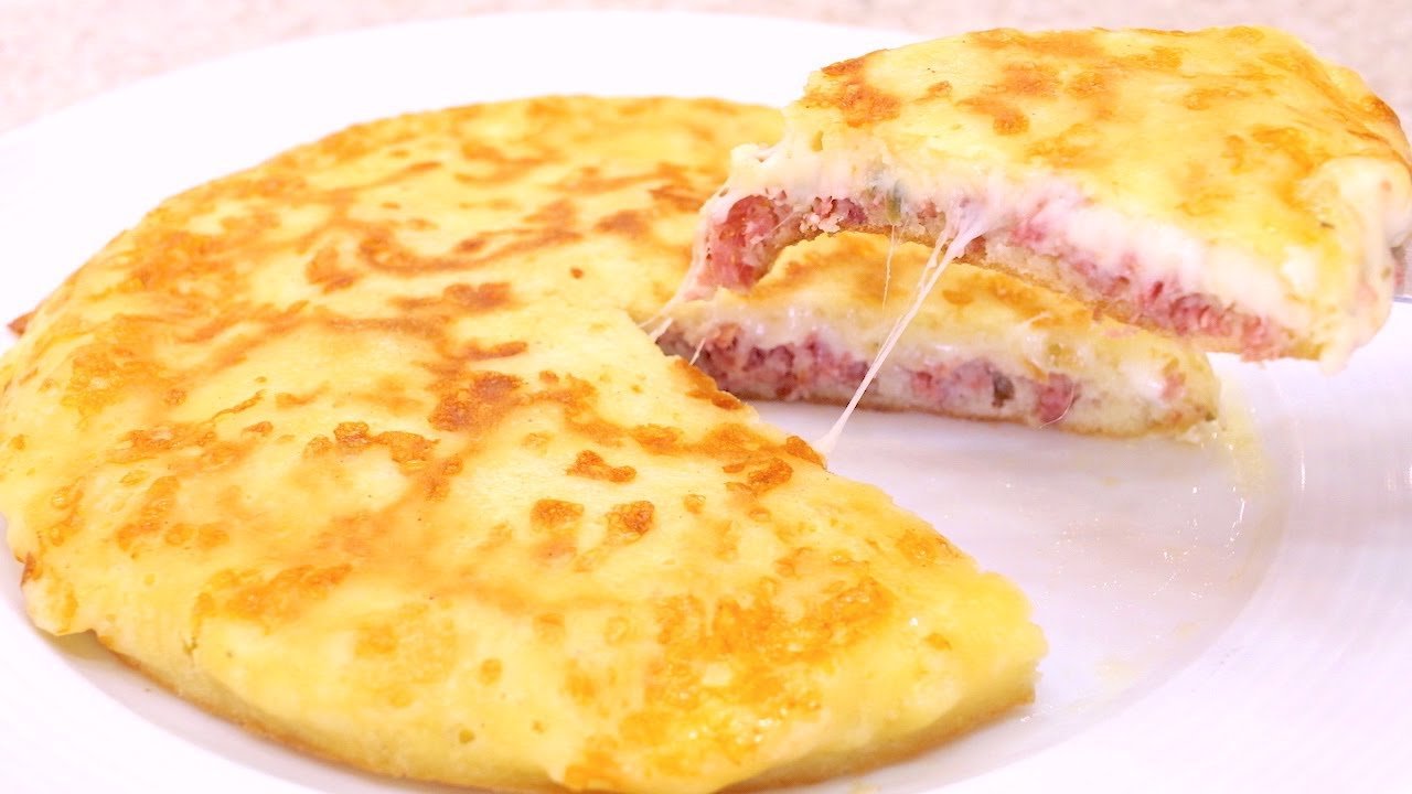 Bolinho de frigideira com ovos e frios